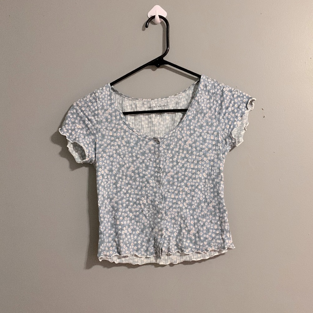 Cute baby blue button up top!💙